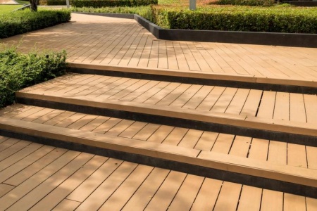 R&eacute;novation de terrasse : mat&eacute;riaux et techniques essentiels